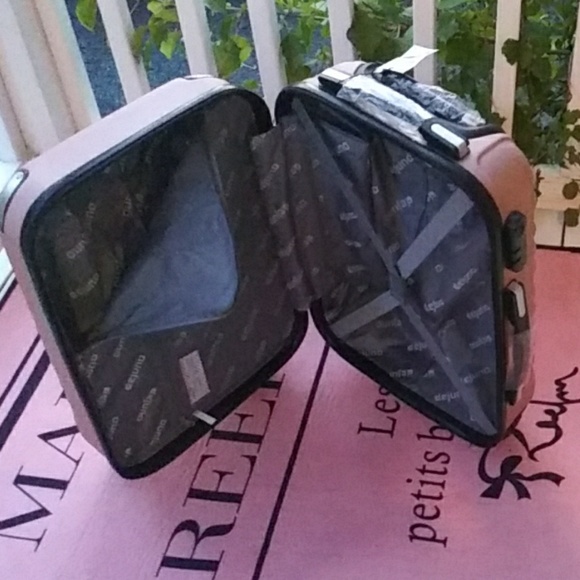 3 Piece Luggage Hardside, Spinner W/ code Lock. - Picture 5 of 7